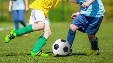 德国足球新星锋线耀眼，崭露头角助力成名，未来国家队核心指日可待。